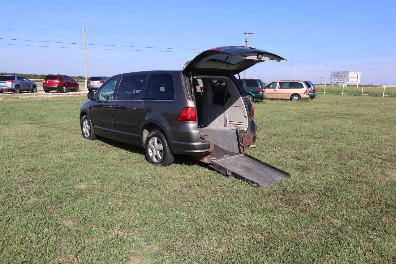 Used 2010 Volkswagen Routan SE FWD image 28