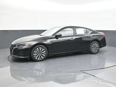 Used 2025 Nissan Altima 2.5 SV FWD image 7