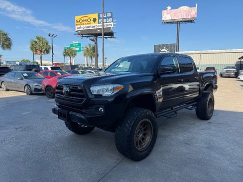 Used 2018 Toyota Tacoma SR AWD/4WD image 9