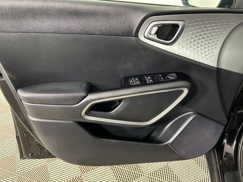 Used 2023 Kia Soul LX w/ LX Technology Package FWD image 11