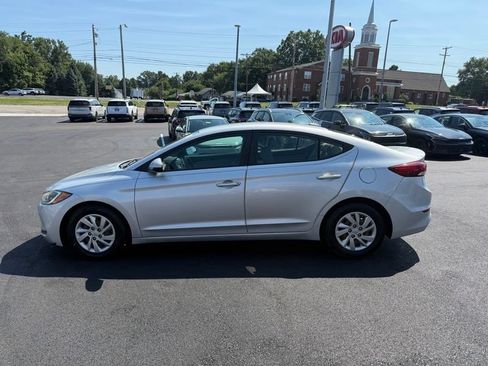 Used 2017 Hyundai Elantra SE w/ Cargo Package FWD image 5