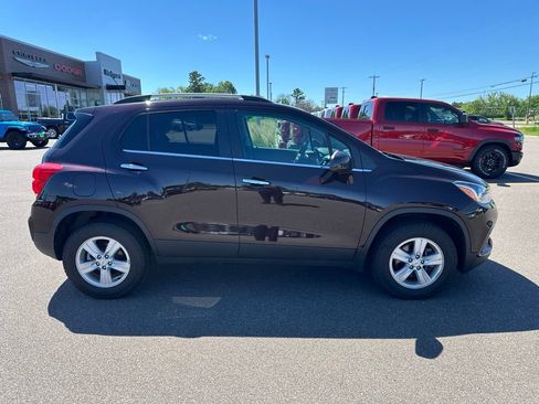 Used 2020 Chevrolet Trax LT w/ LT Convenience Package AWD/4WD image 3