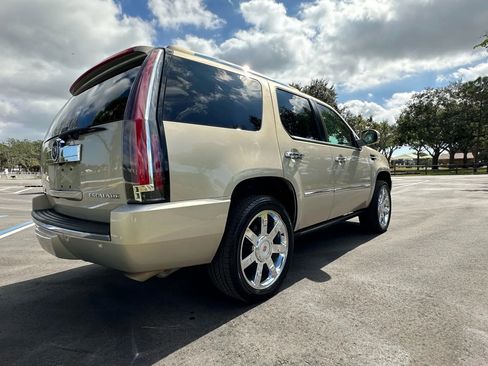 Used 2010 Cadillac Escalade Premium image 8