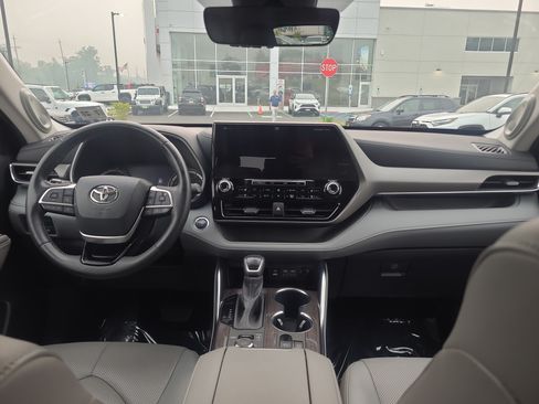 Used 2022 Toyota Highlander Limited AWD/4WD image 18