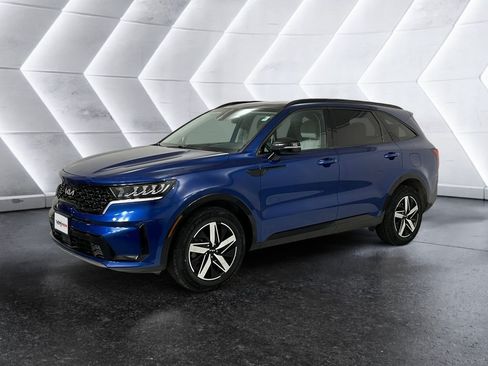 Used 2023 Kia Sorento EX w/ Panoramic Sunroof Package FWD image 3
