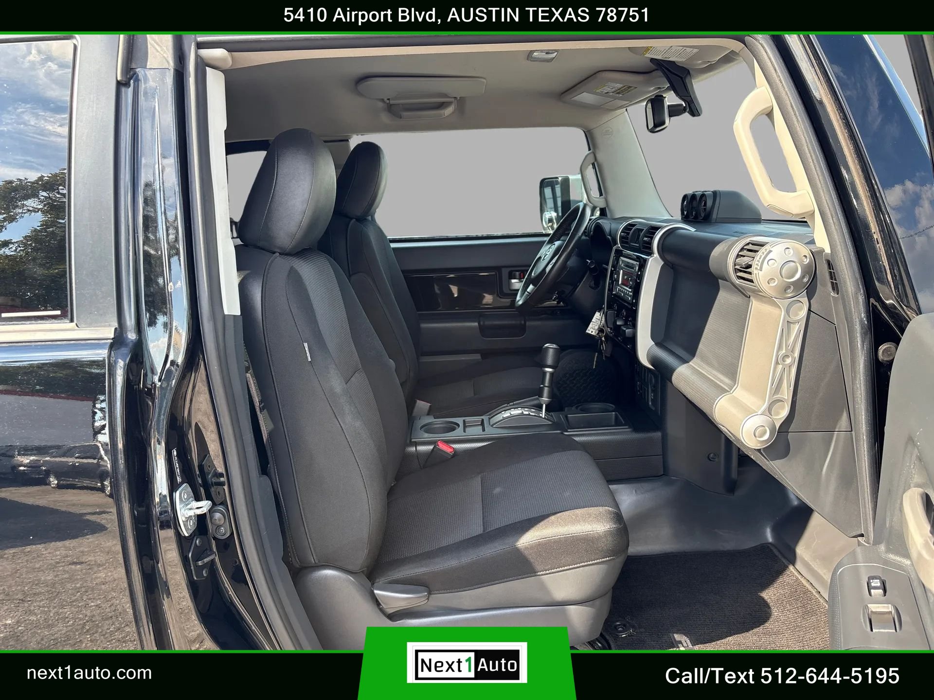 Used 2011 Toyota FJ Cruiser 2WD w/ Upgrade Pkg image 25