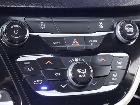 Used 2022 Chrysler Voyager LX image 24