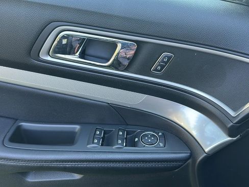 Used 2017 Ford Explorer XLT AWD/4WD image 42