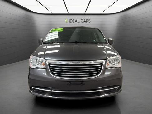 Used 2016 Chrysler Town & Country Touring FWD image 2