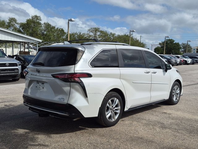 Used 2024 Toyota Sienna Limited FWD image 5