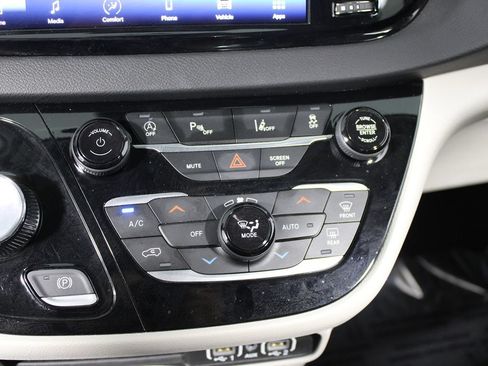 Used 2024 Chrysler Pacifica Touring-L FWD image 19