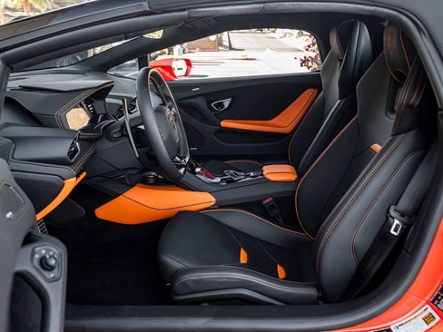 Used 2020 Lamborghini Huracan EVO image 16
