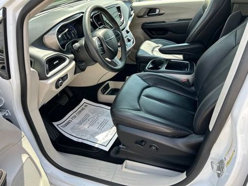 Used 2024 Chrysler Pacifica Touring-L FWD image 11