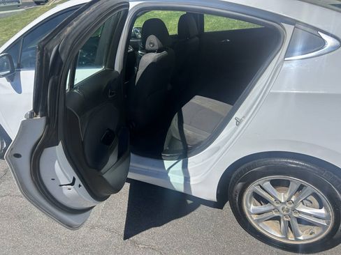 Used 2017 Chevrolet Cruze LT FWD image 8