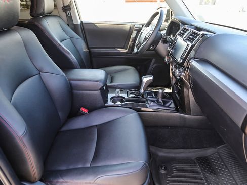 Used 2022 Toyota 4Runner TRD Off-Road Premium AWD/4WD image 16