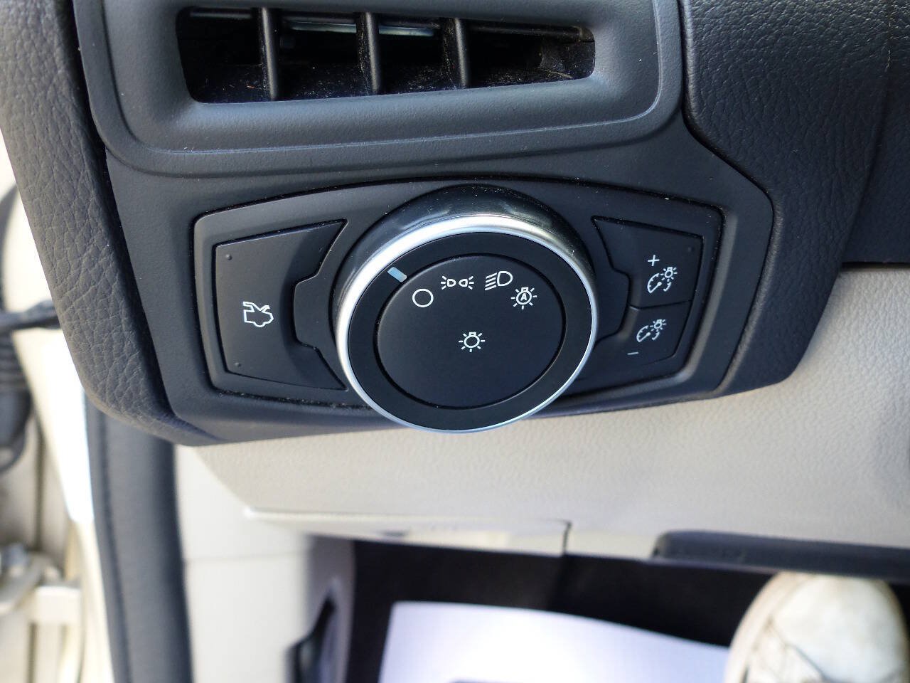 Used 2018 Ford Focus SE w/ Cold Weather Package FWD image 22