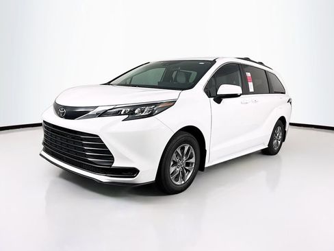 New 2026 Toyota Sienna LE image 3