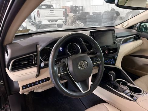 Used 2022 Toyota Camry XLE FWD image 8