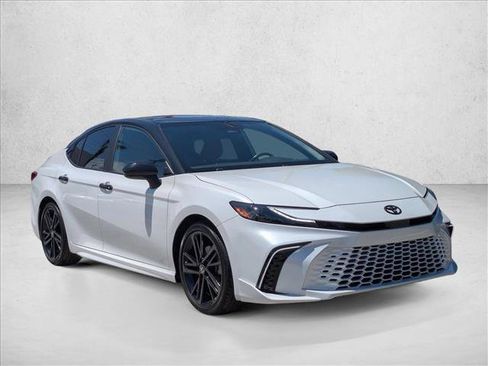 Used 2025 Toyota Camry XSE FWD image 3
