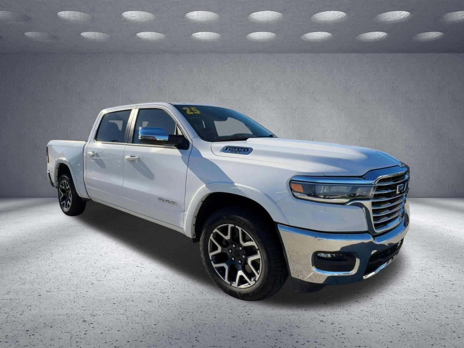 Used 2025 RAM 1500 Laramie AWD/4WD image 5