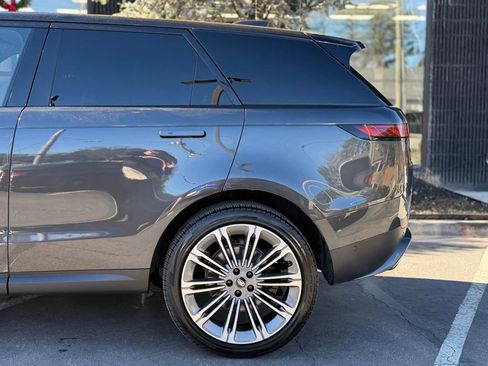 Used 2024 Land Rover Range Rover Sport SE image 11