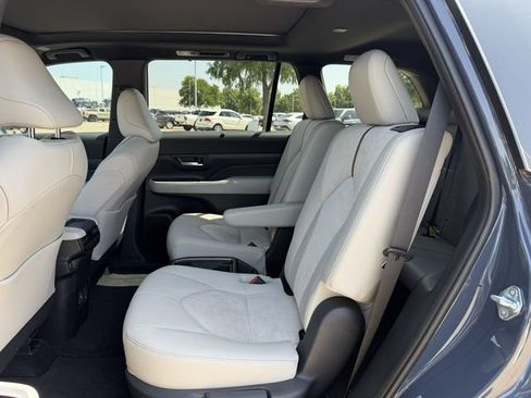 Used 2025 Toyota Grand Highlander AWD Hybrid image 29