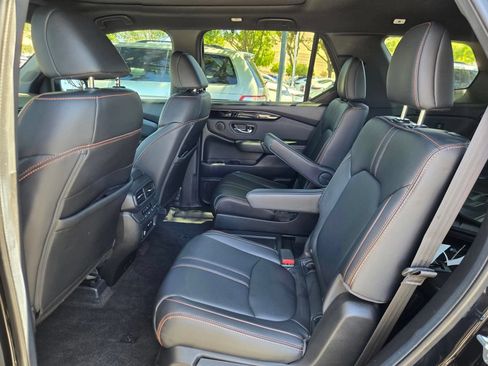Used 2025 Honda Pilot TrailSport image 11