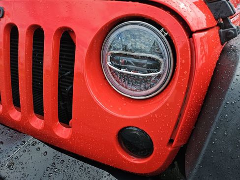 Used 2013 Jeep Wrangler Unlimited Sahara AWD/4WD image 11