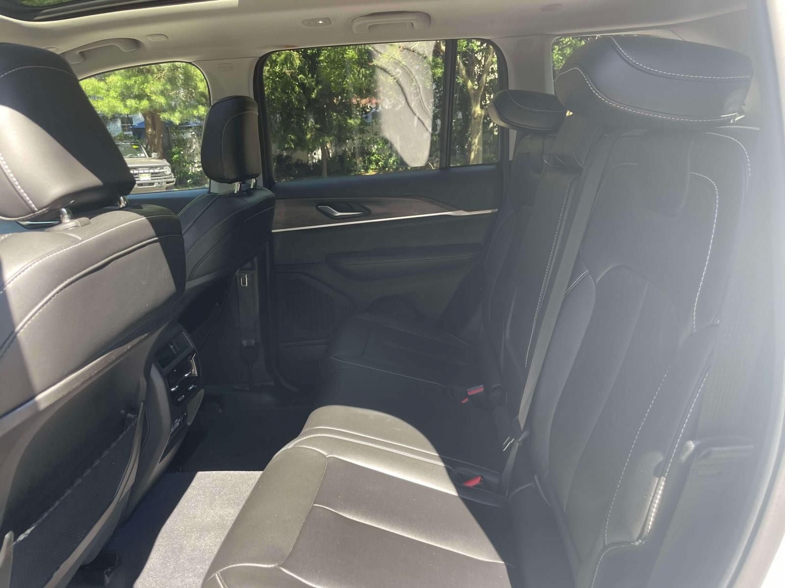 Used 2023 Jeep Grand Cherokee Limited AWD/4WD image 12