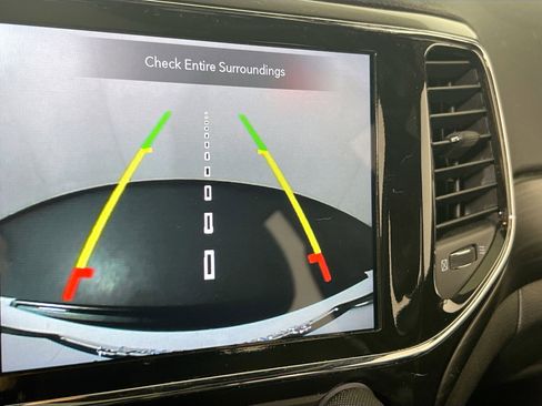 Used 2022 Jeep Grand Cherokee Laredo X image 14