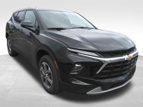 Used 2025 Chevrolet Blazer LT image 2