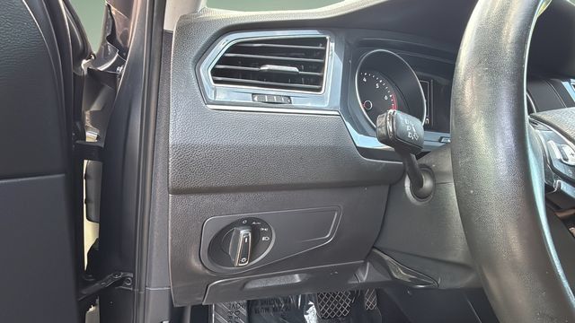 Used 2020 Volkswagen Tiguan SE w/ Panoramic Sunroof Package FWD image 22