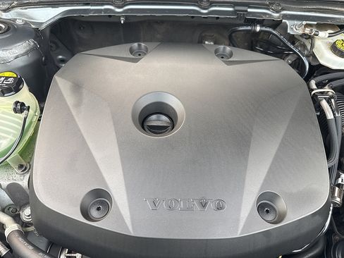 Used 2019 Volvo XC40 T5 Momentum AWD/4WD image 17