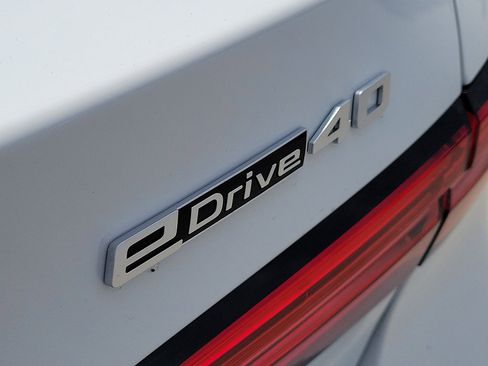 New 2026 BMW i5 eDrive40 w/ Convenience Package RWD image 8