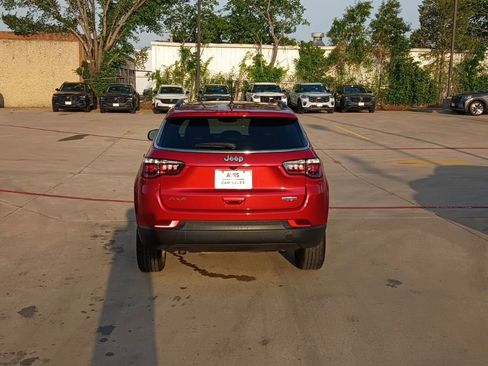 Used 2025 Jeep Compass Latitude w/ Sun & Sound Group image 8