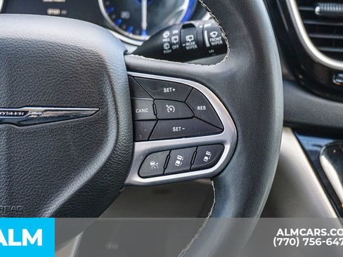 Used 2024 Chrysler Pacifica Touring-L FWD image 31