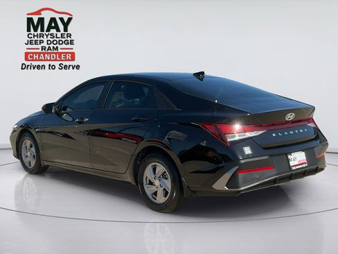 Used 2025 Hyundai Elantra SE FWD image 5