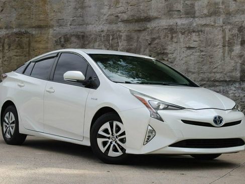 Used 2016 Toyota Prius Two FWD image 1