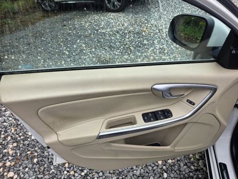 Used 2012 Volvo S60 T5 FWD image 11
