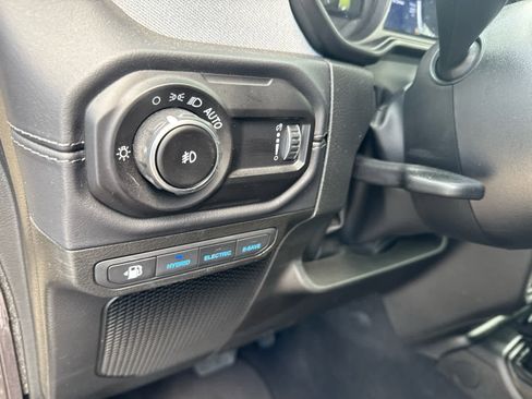 Used 2025 Jeep Wrangler Sahara w/ Safety Group image 19