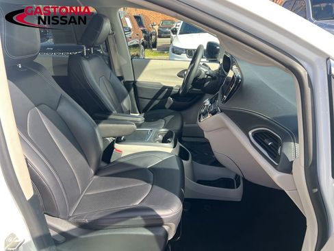 Used 2024 Chrysler Pacifica Limited FWD image 25