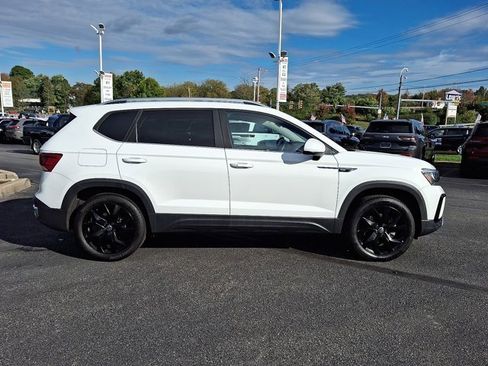 Used 2023 Volkswagen Taos SE w/ Black Wheel Package image 8