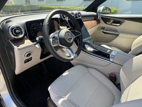 Used 2025 Mercedes-Benz GLC 350e 4MATIC image 17