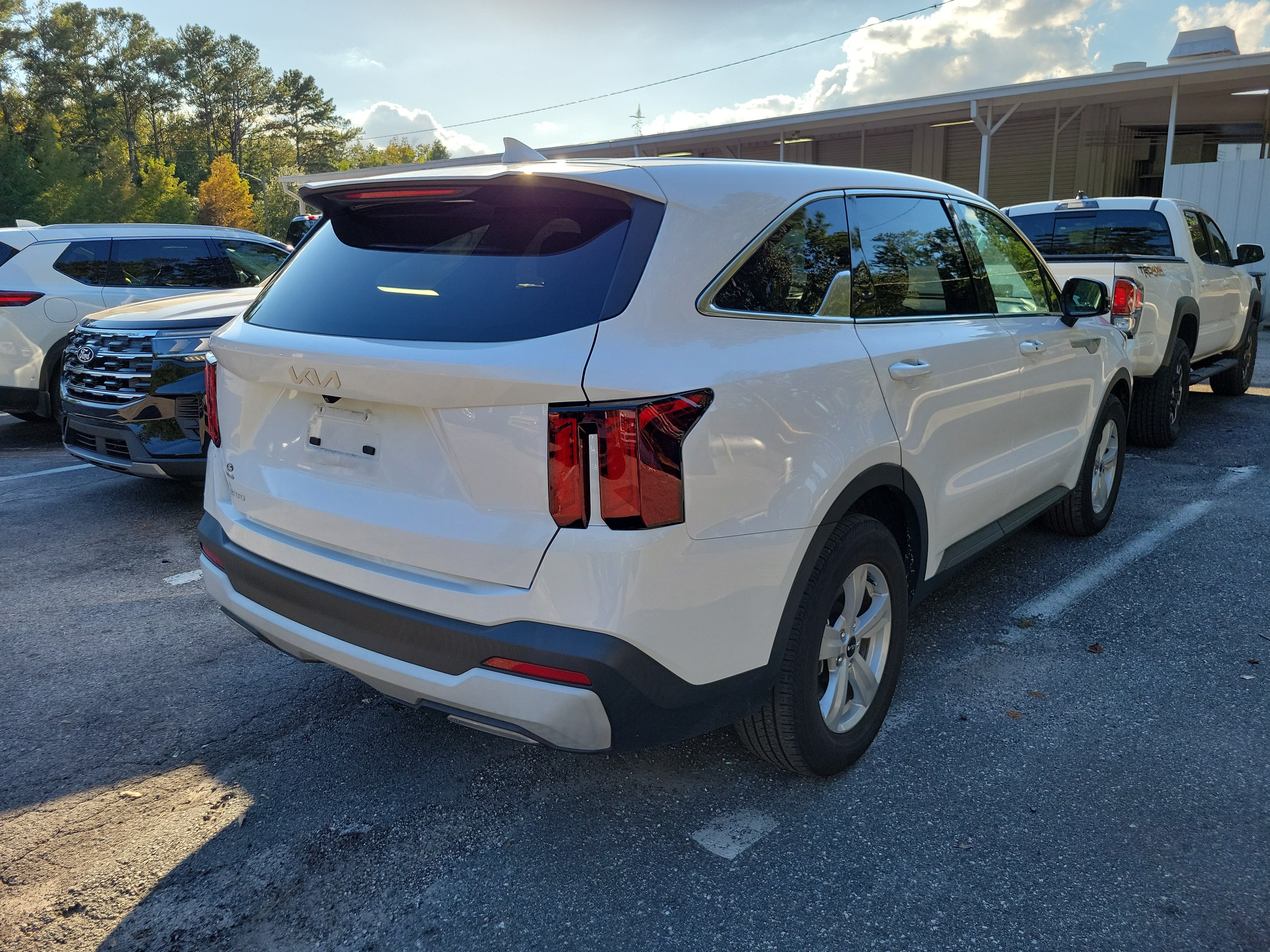 Used 2024 Kia Sorento LX FWD image 2