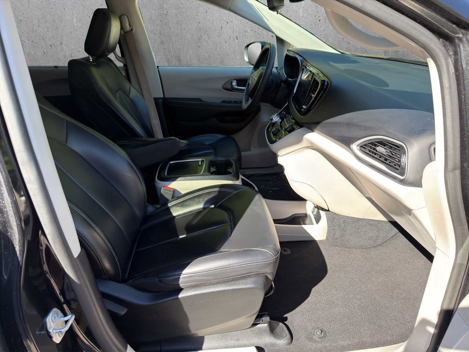 Used 2023 Chrysler Pacifica Touring-L FWD image 20