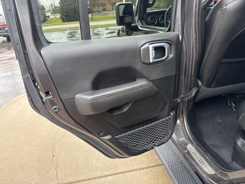 Used 2022 Jeep Wrangler Unlimited Sahara image 25