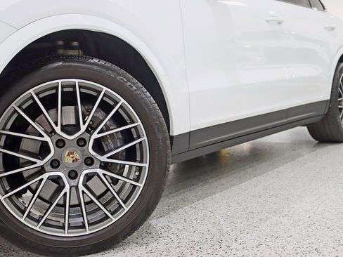 Used 2022 Porsche Cayenne Platinum Edition image 4