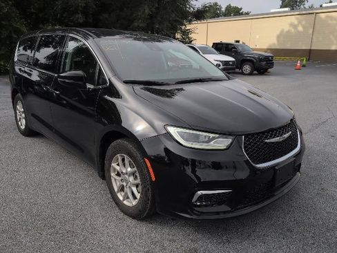 Used 2024 Chrysler Pacifica Touring-L FWD image 1