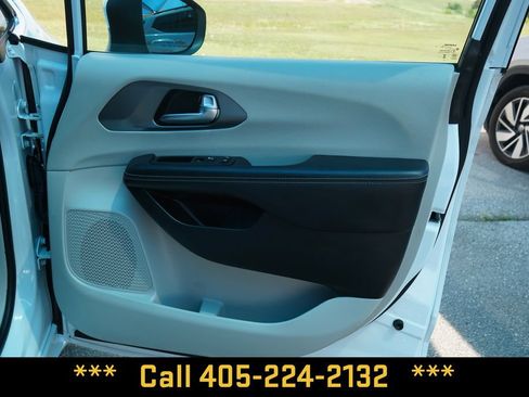 Used 2023 Chrysler Pacifica Touring-L FWD image 18