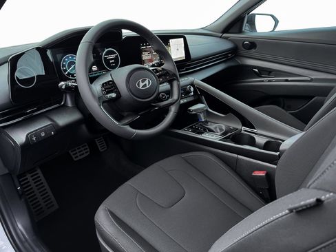 Used 2025 Hyundai Elantra SEL image 14